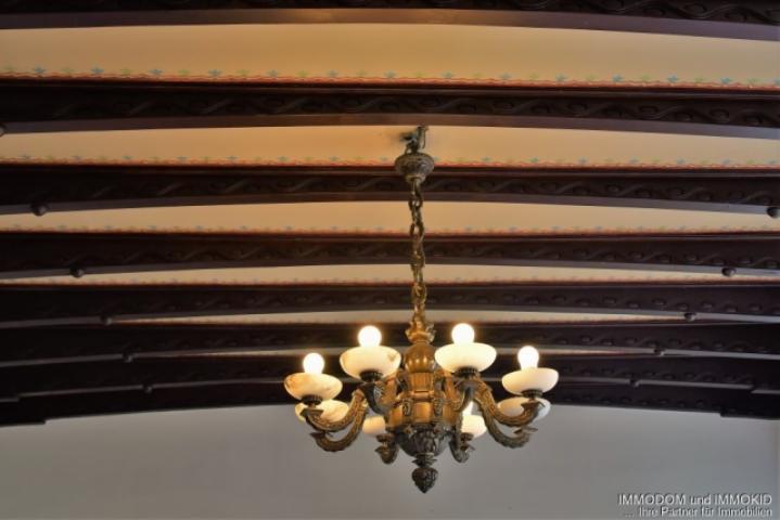 Decke mit Leuchter