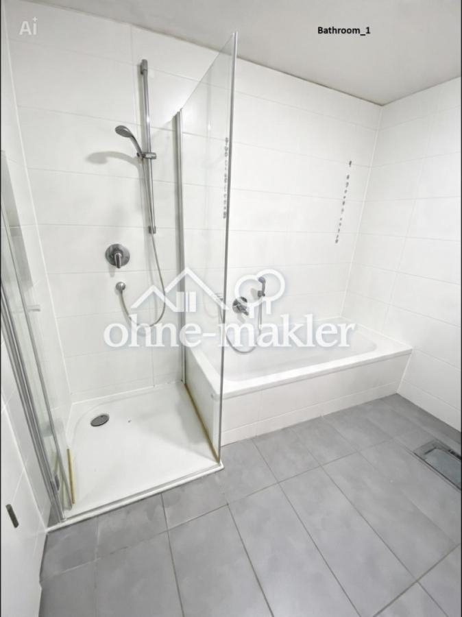 Haupt-Badezimmer mit Fenster