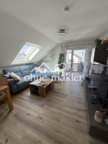 Wohnzimmer mit Balkonzugang