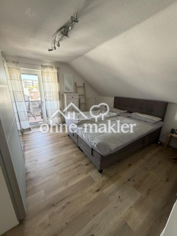 Schlafzimmer mit Balkonzugang