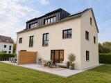 Moderne Terrasse mit Garten und Solardach
