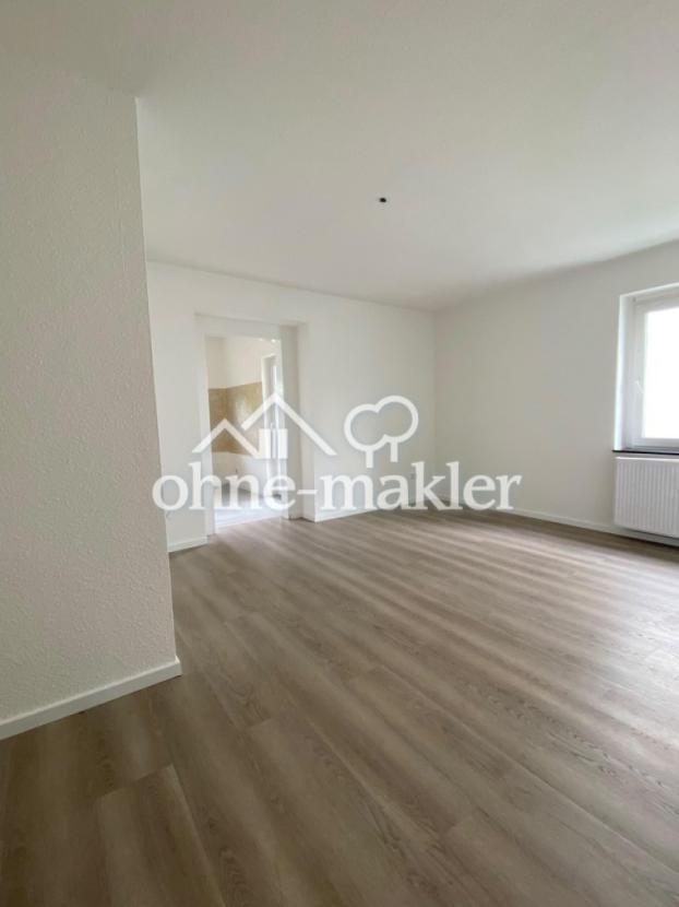 Wohnzimmer mit Durchgang zur K