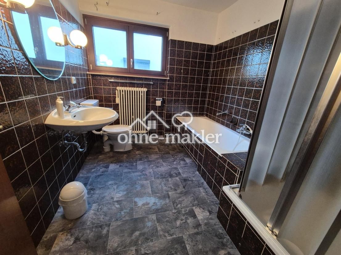 EG: Bad mit Dusche, Badewanne