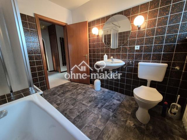 EG: Bad mit Dusche, Badewanne