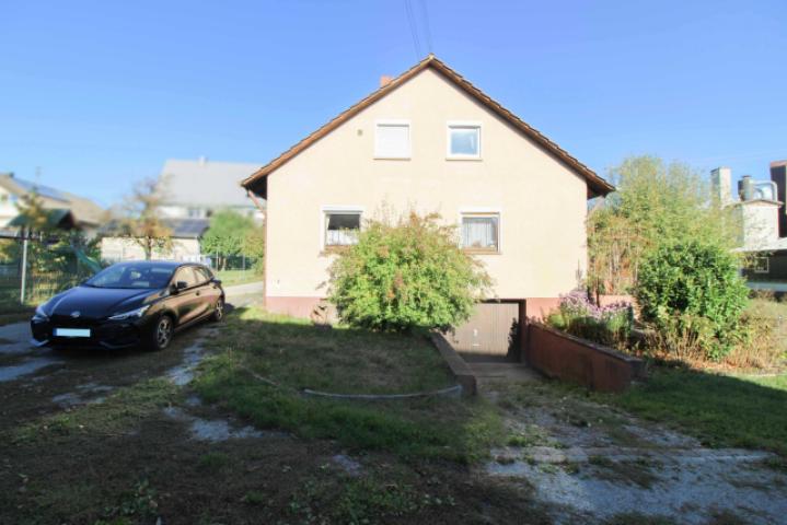 Seitenansicht + Garageneinfahrt
