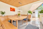 Separates Esszimmer mit großzügigem Essbereich 