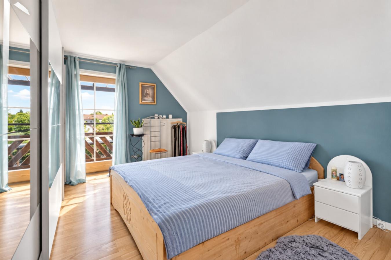 Schlafzimmer mit direktem Balkonzugang und angenehmer Atmosphäre