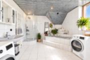 Großzügiges Tageslichtbad mit Badewanne und separater Dusche