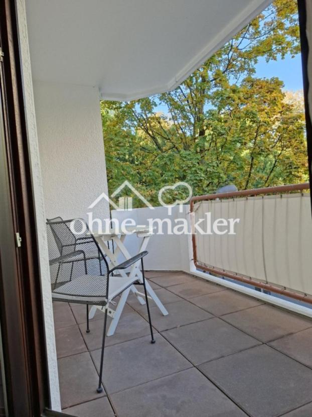 Balkon mit Blick Palmen Garten