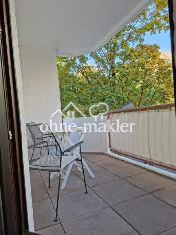 Balkon mit Blick Palmen Garten