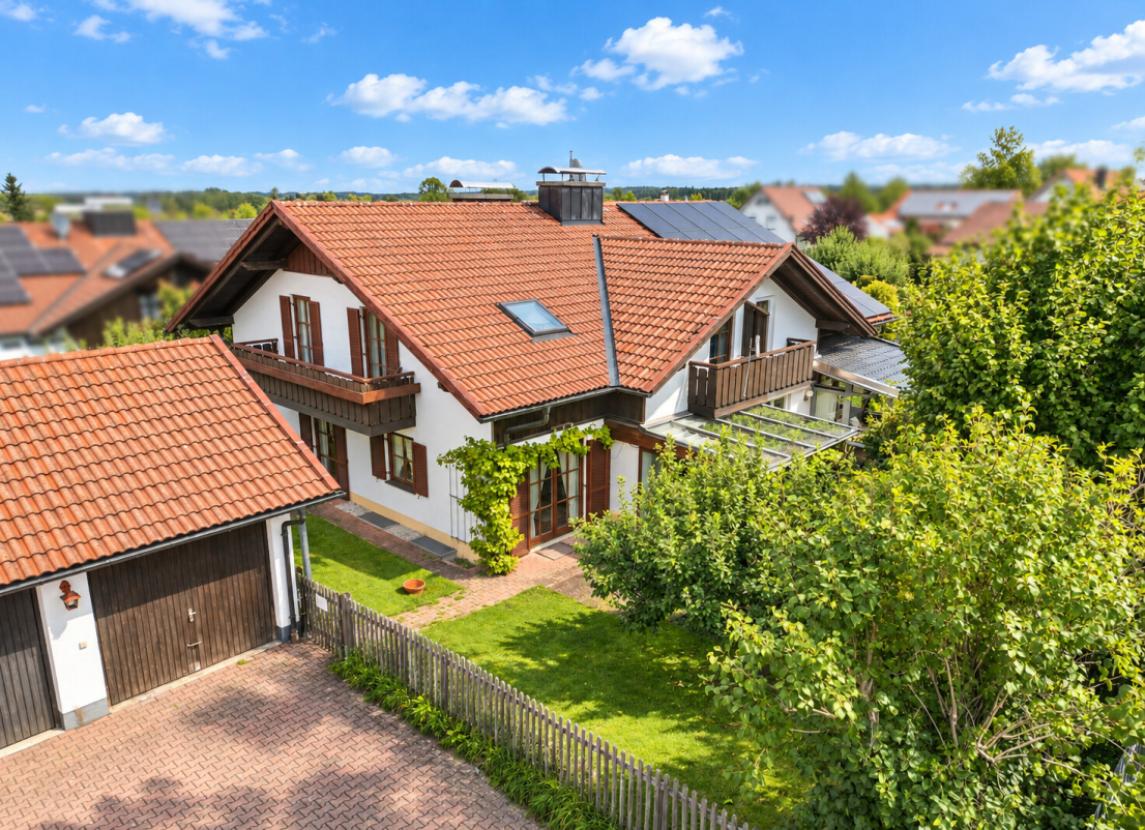 Gepflegtes Anwesen mit Garage und Garten