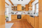 Charmante Landhausküche mit großzügigem Platzangebot