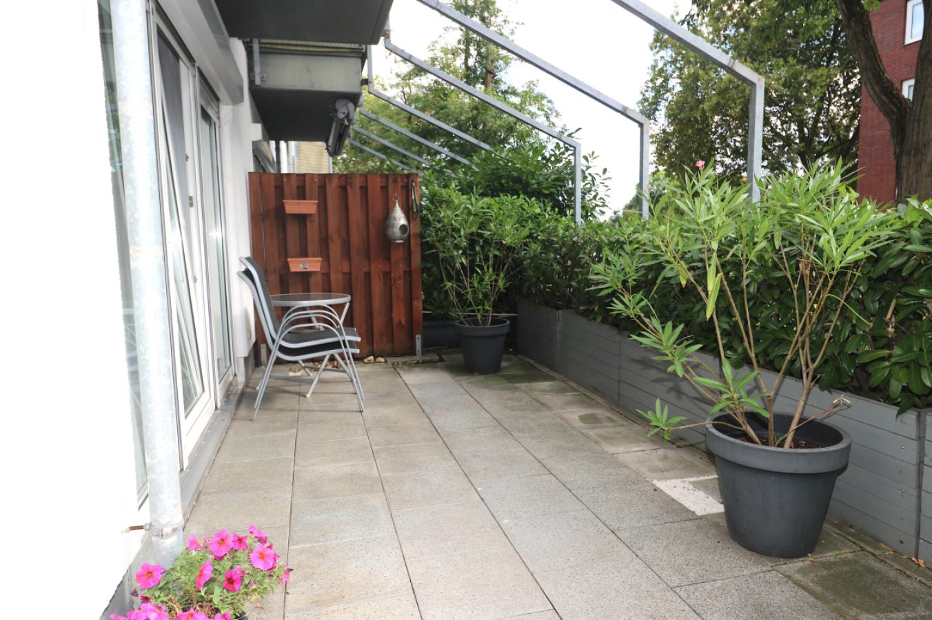 Terrasse zur Straße