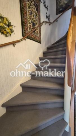 geschwungene Holztreppe ins OG