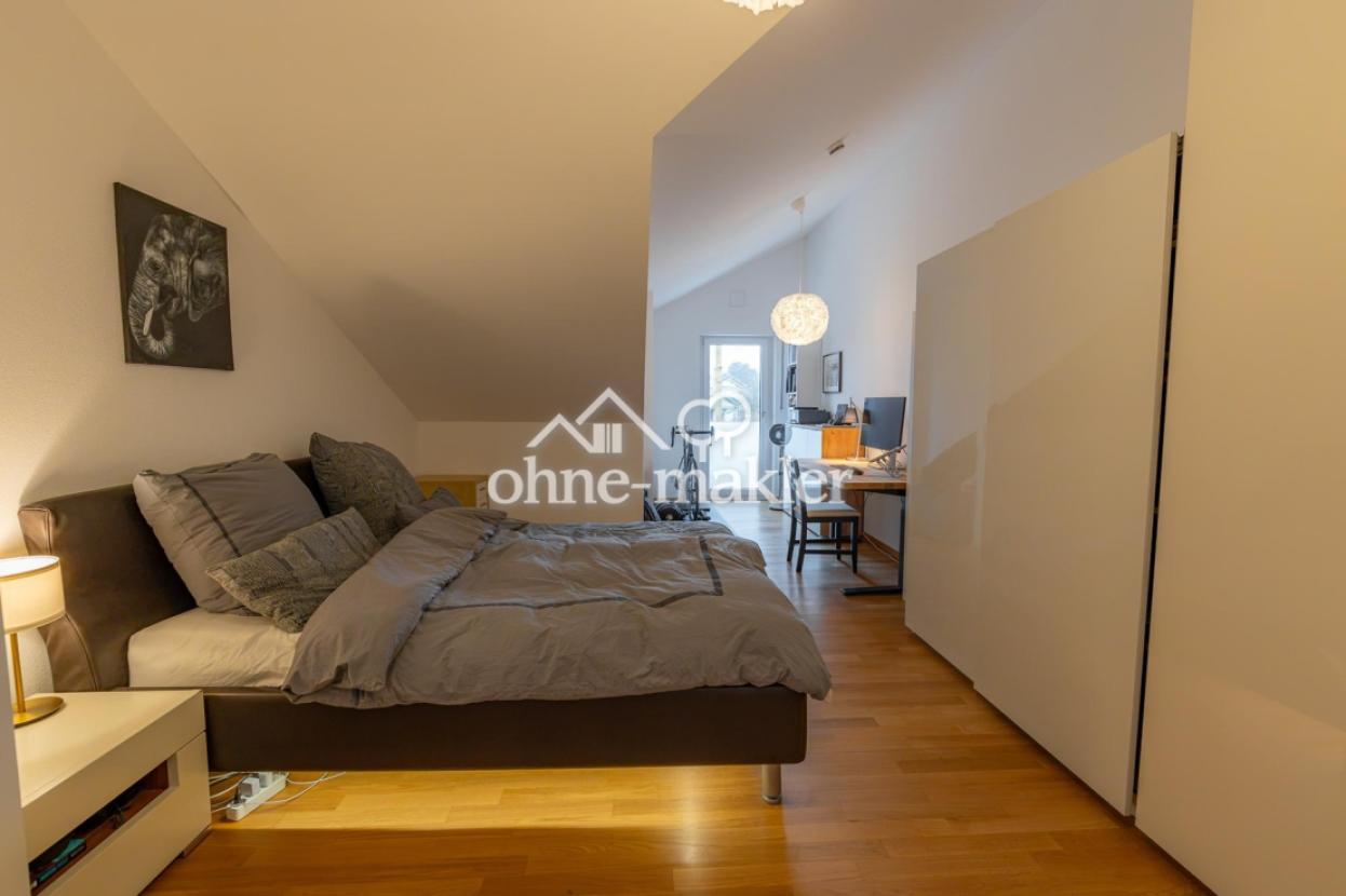 Schlafzimmer mit viel Platz