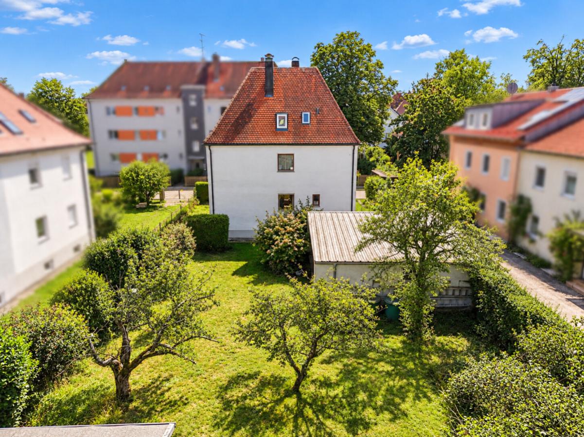 Großzügiger Garten mit Blick auf das Wohnhaus