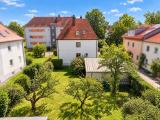 Großzügiger Garten mit Blick auf das Wohnhaus