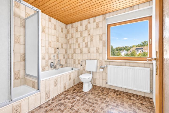 Tageslichtbad mit Badewanne und Dusche