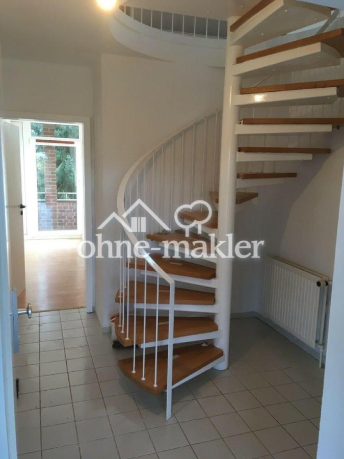 Diele und Wendeltreppe ins DG