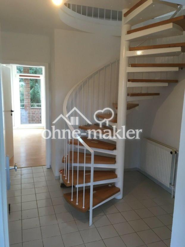 Diele und Wendeltreppe ins DG