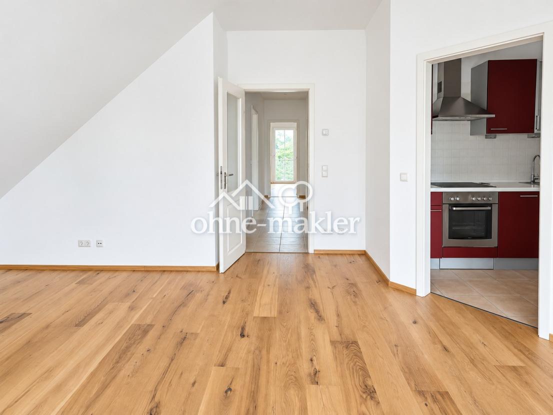 Wohnzimmer zu Flur und Küche