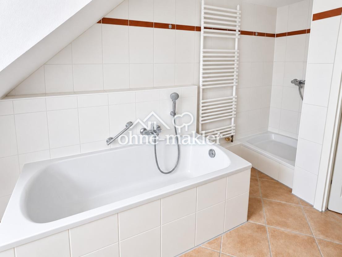 Badewanne und Dusche