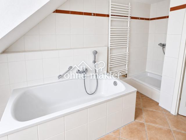 Badewanne und Dusche