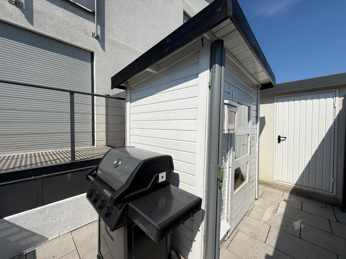 Sauna, Außendusche v. d. Garage