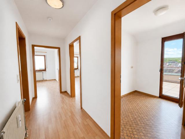 Balkon mit neuen beigen Steinfliesen-2