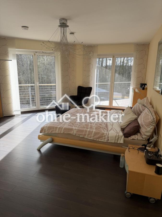 Schlafzimmer mit Balkonzugang