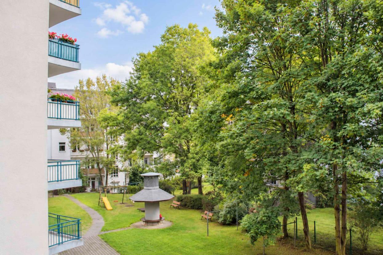 Ruhiger Innenhof mit Spielplatz