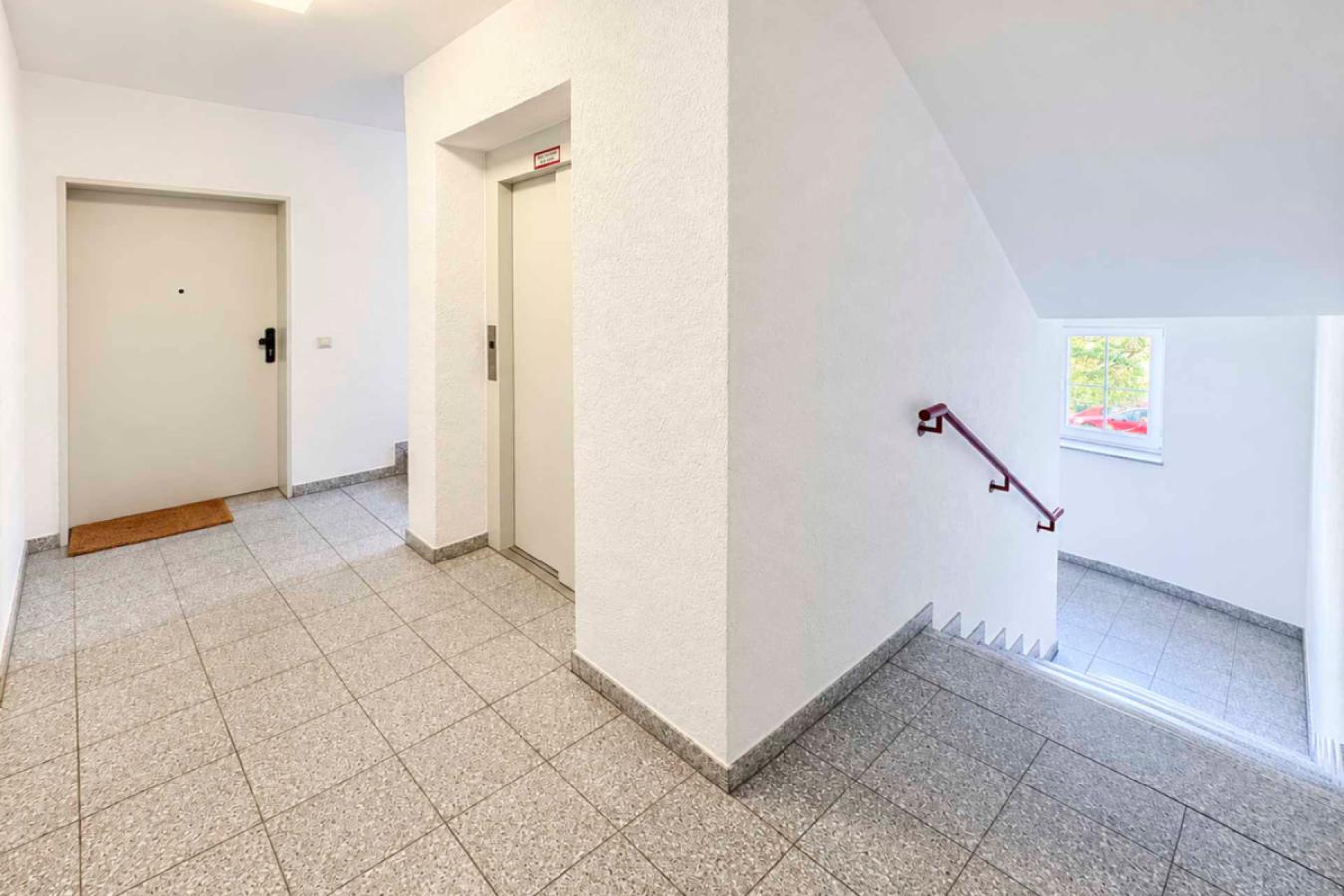 Hausflur mit Fahrstuhl