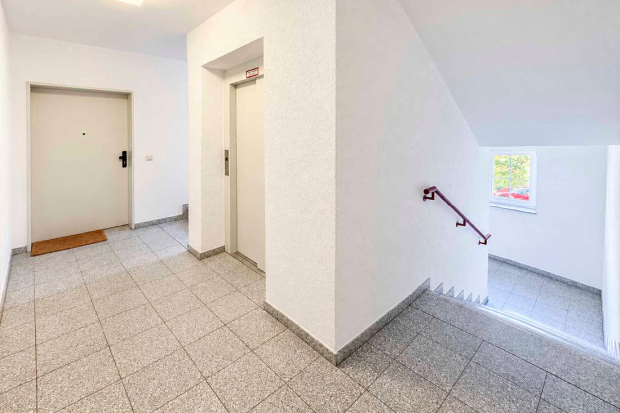 Hausflur mit Fahrstuhl