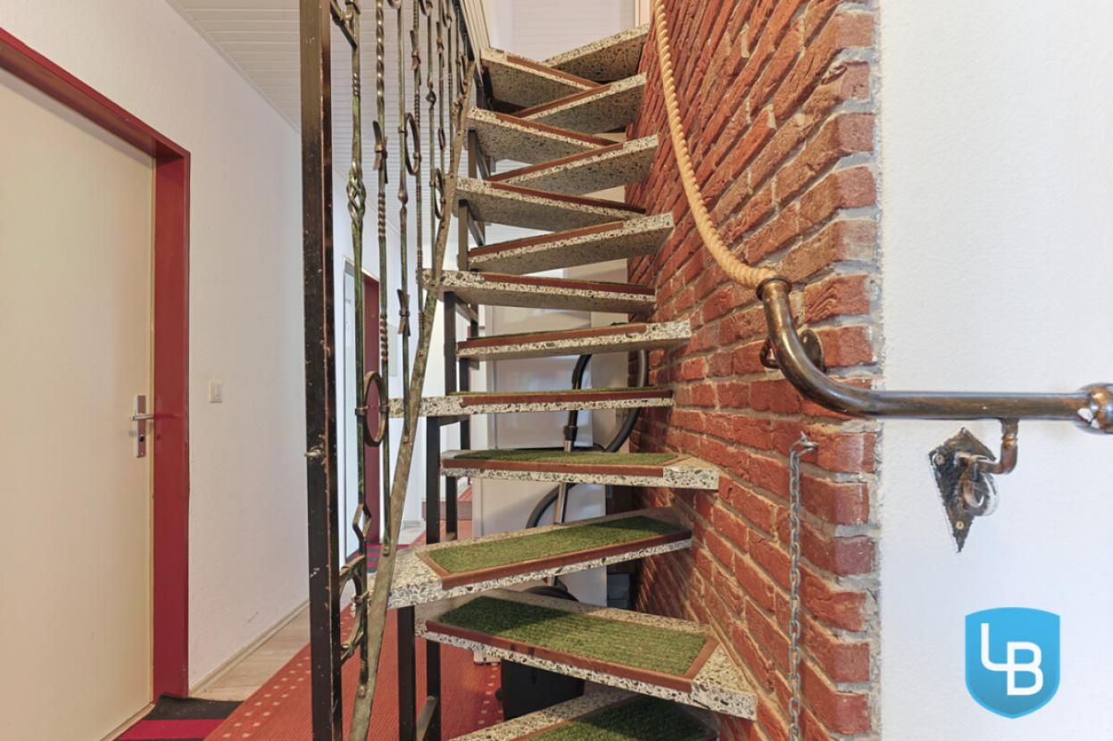Treppe zum wohnlich ausgebauten Spitzboden