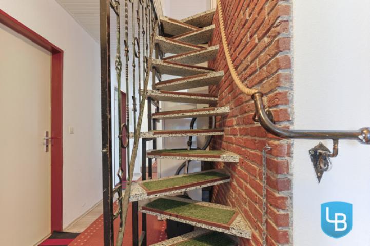Treppe zum wohnlich ausgebauten Spitzboden
