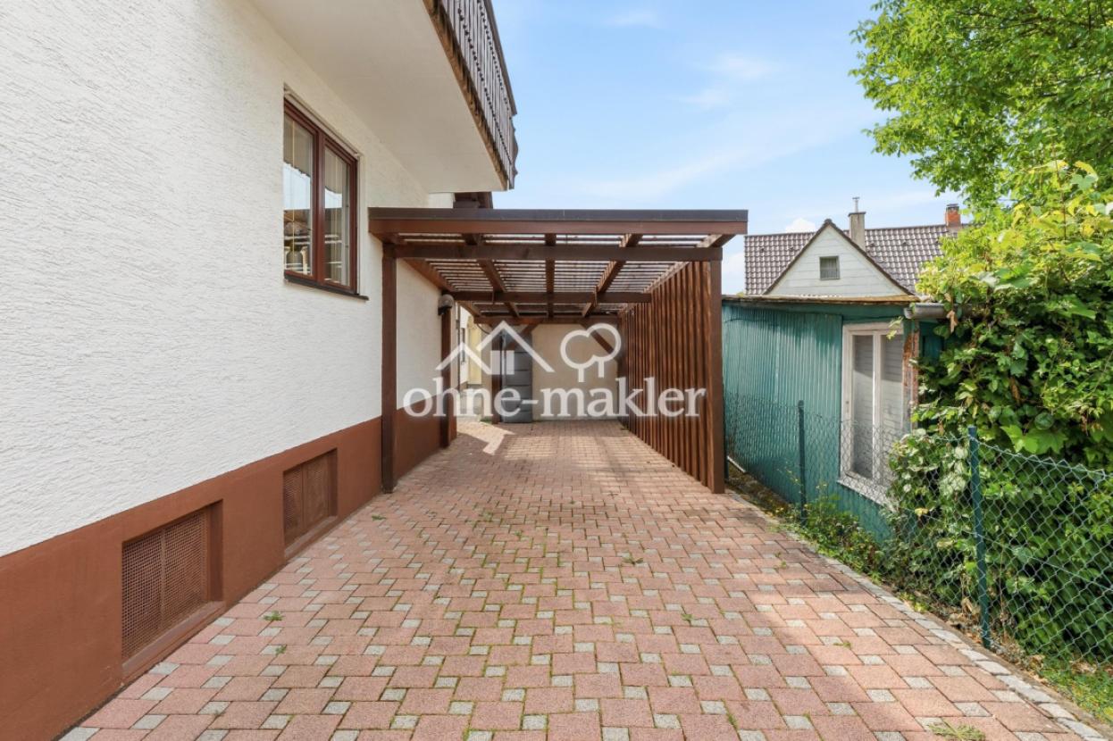 Carport und Zufahrt