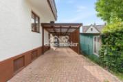Carport und Zufahrt
