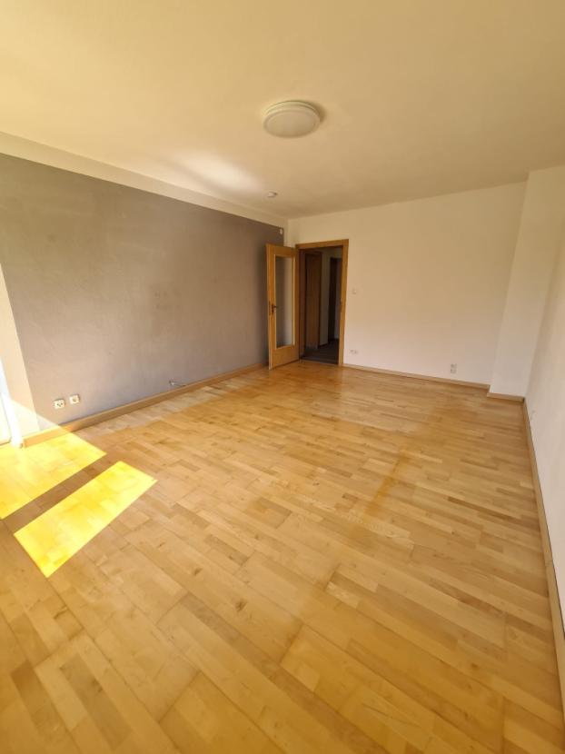 Wohnzimmer m. Ausgang Balkon