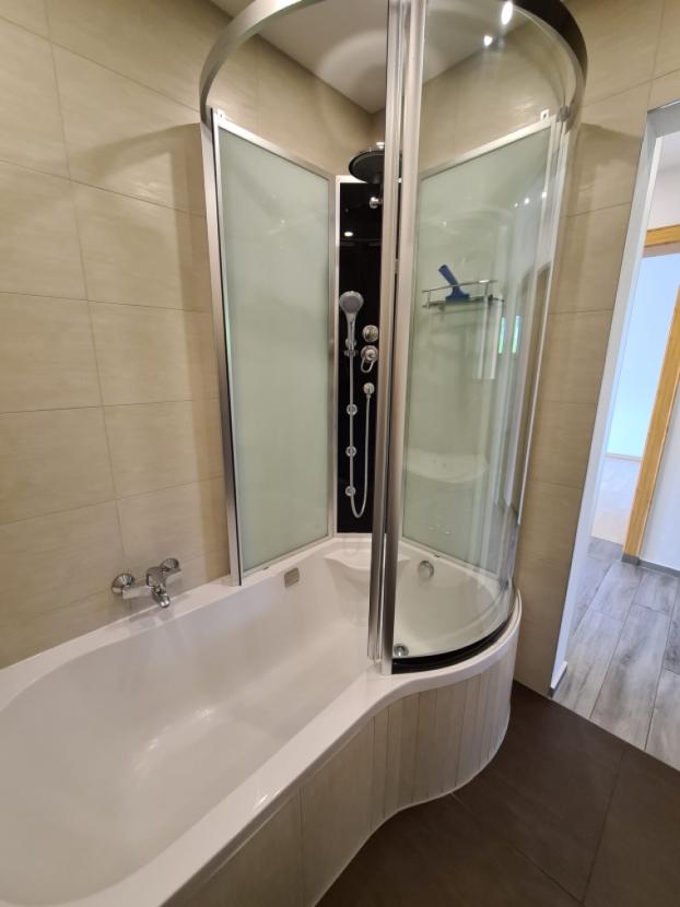 Badewanne mit Duschaufsatz