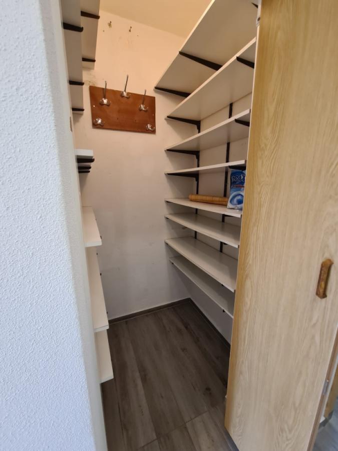 Stauraum mit Regalen