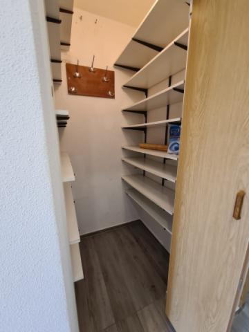 Stauraum mit Regalen