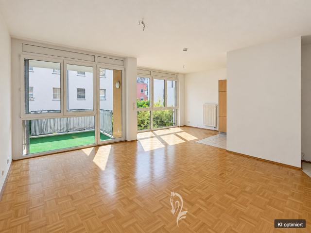 Wohn,-Esszimmer mit Küchenbereich