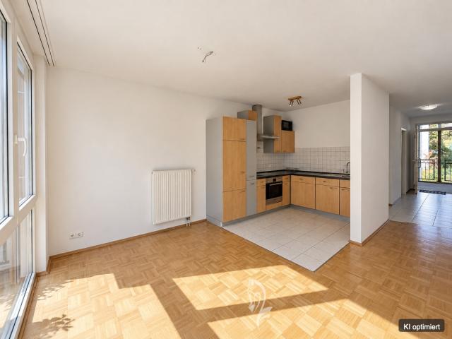 Wohn,-Esszimmer mit Küchenbereich