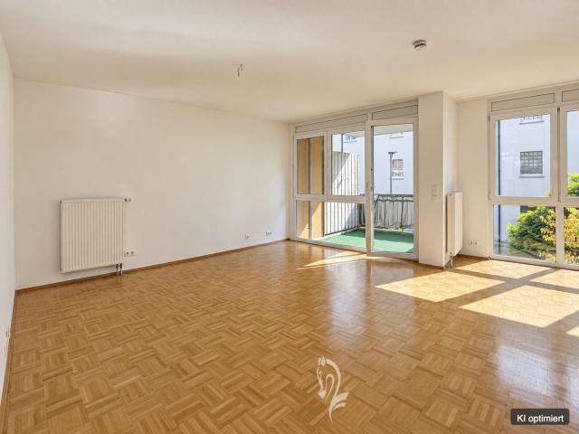 Wohn,-Esszimmer mit Küchenbereich