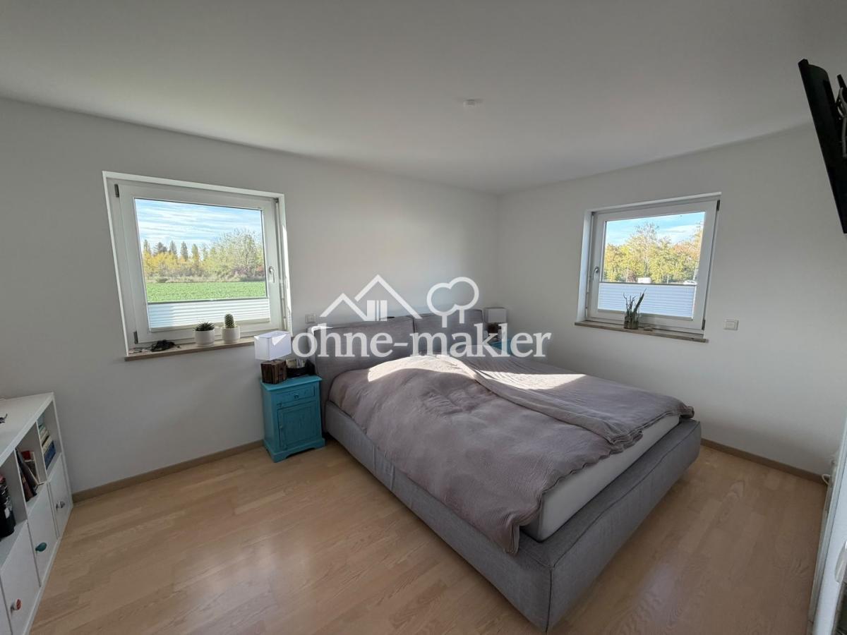 Schlafzimmer Blick nach W u. N