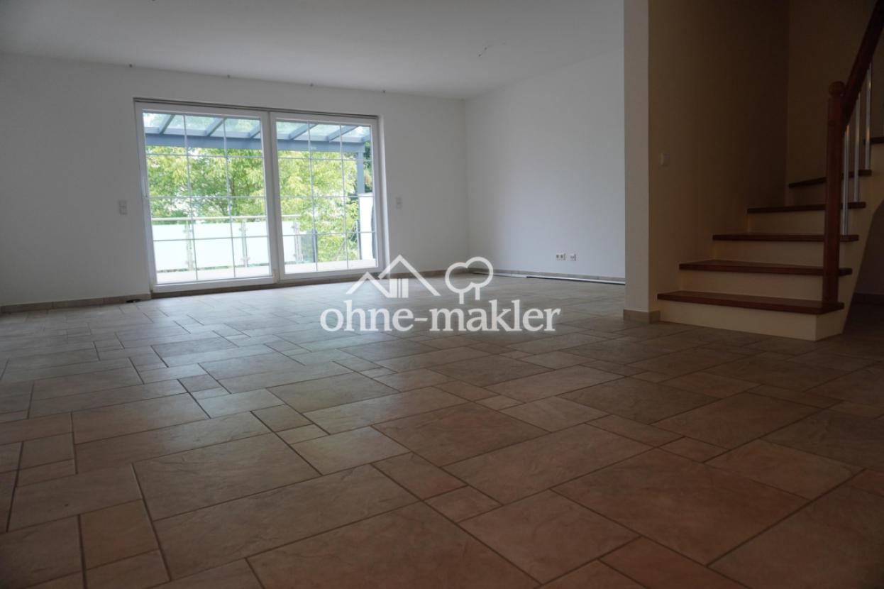 Wohnzimmer mit Treppe zum OG