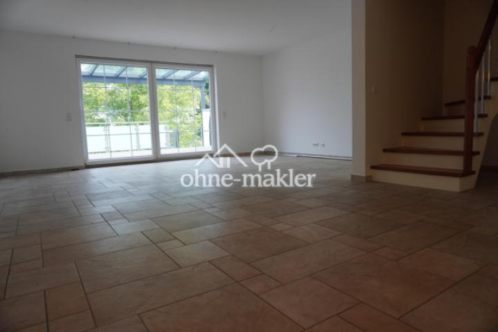 Wohnzimmer mit Treppe zum OG