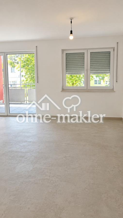 Wohnzimmer mit Balkon