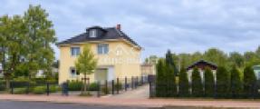 Haus Vorderansicht rechte Seit