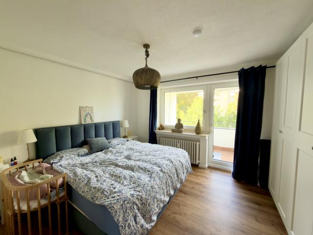 Schlafzimmer mit Zugang zum Balkon
